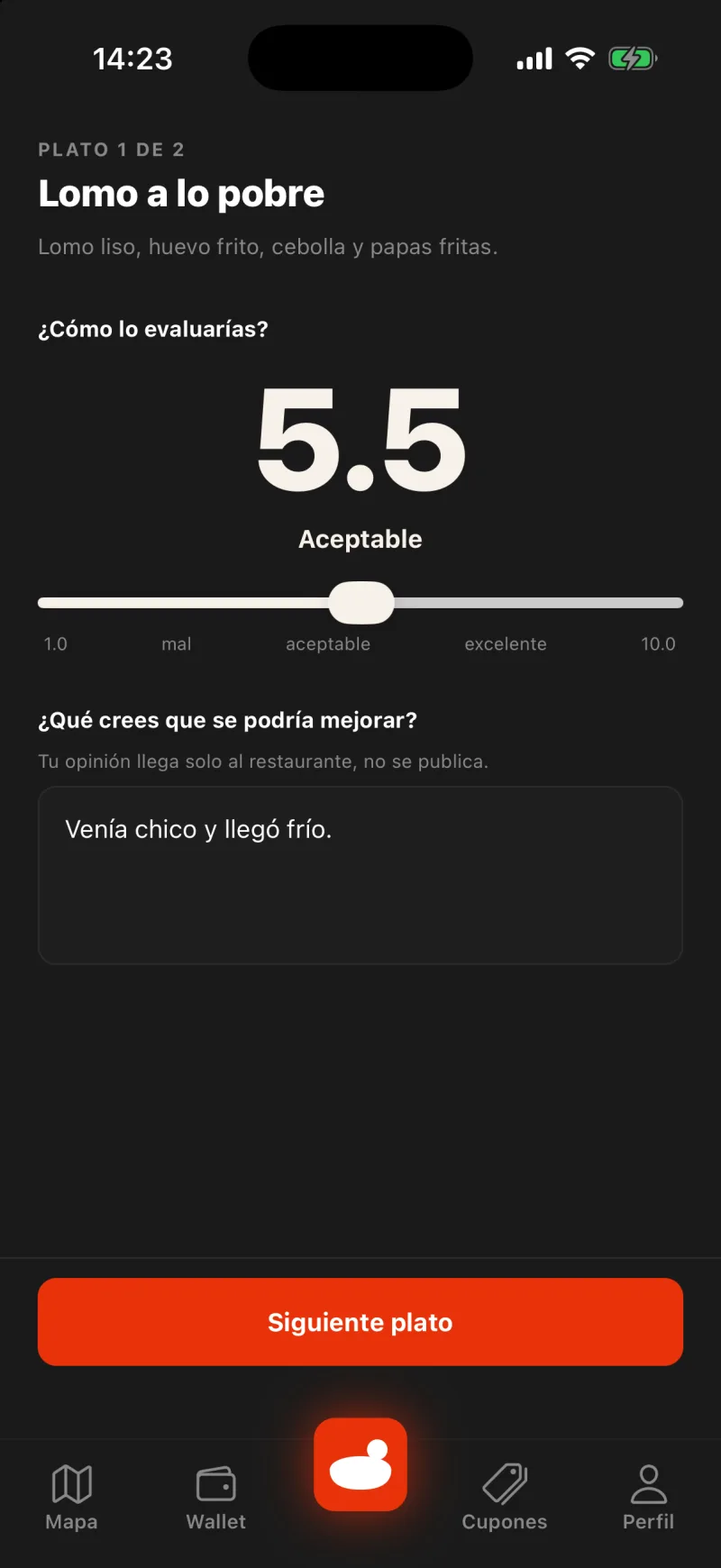 La pantalla de evaluación de un plato en la app de Foodia, con datos de ejemplo: el Lomo a lo pobre, primero de dos platos, con nota 5,5 y el comentario «Venía chico y llegó frío.» escrito bajo «¿Qué crees que se podría mejorar?».