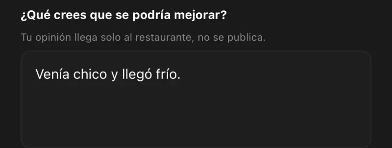 El campo de comentario de la evaluación en la app de Foodia, con datos de ejemplo: bajo «¿Qué crees que se podría mejorar?» y «Tu opinión llega solo al restaurante, no se publica.», el cliente escribió «Venía chico y llegó frío.»